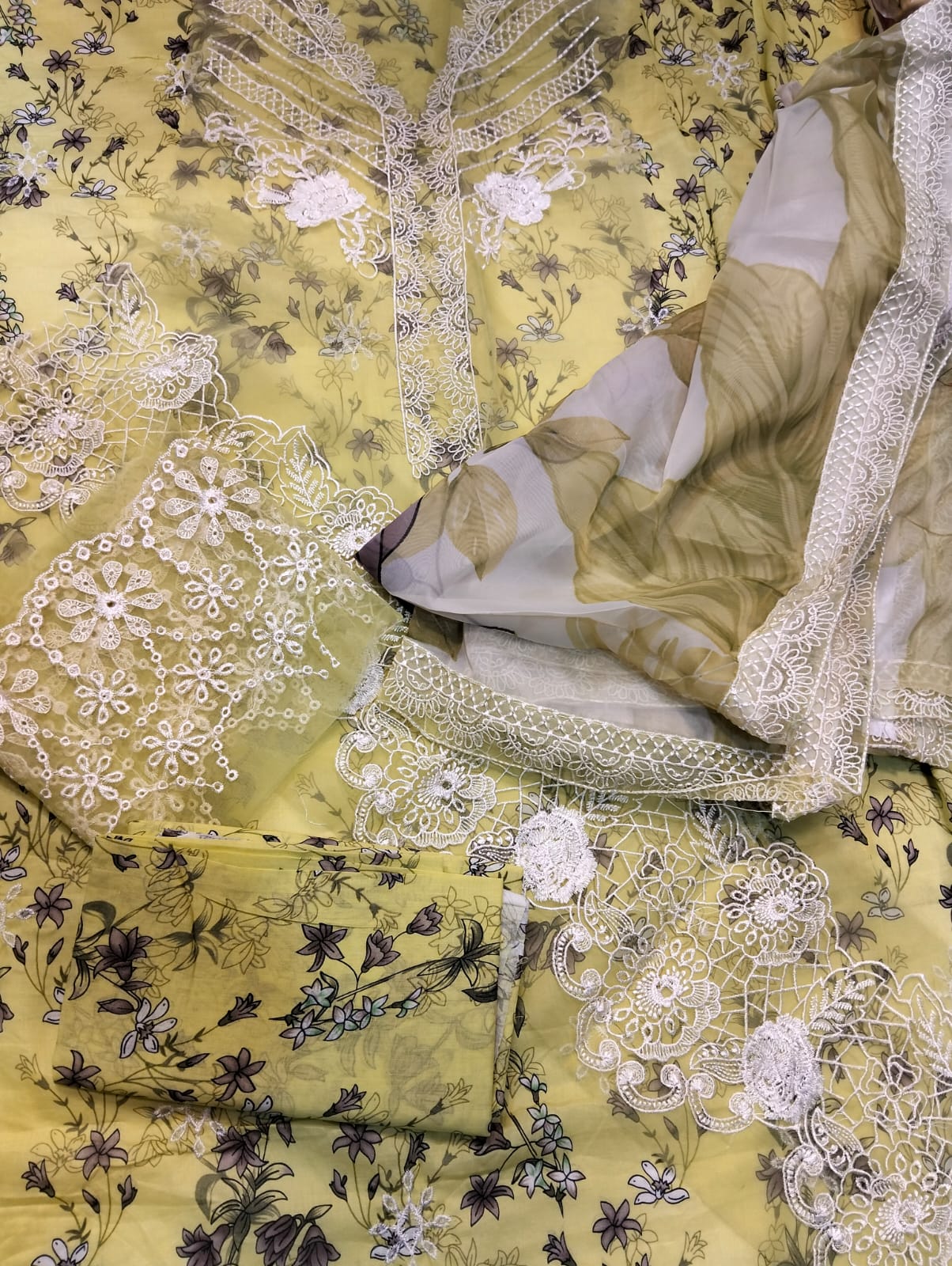 3PC PARROT GREEN LAWN WITH PATCHES